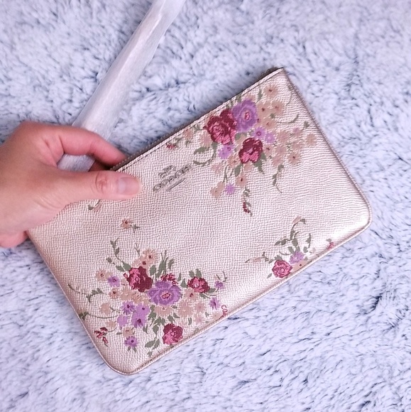 Coach Handbags - 🍒NWT🍒 COACH METALLIC TEXTURED FLORAL WRISTLET